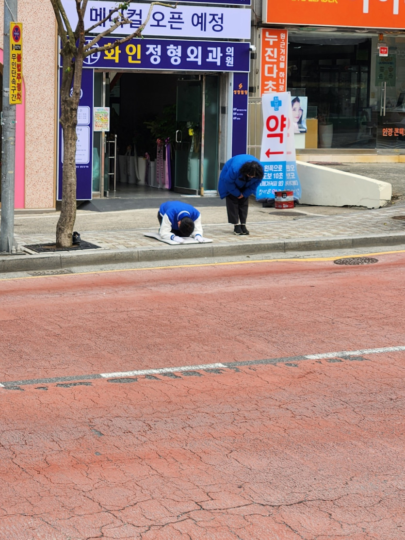 서산ㆍ태안 민주당후보 
조한기후보 삼보일배 하는 모습이 눈물겹습니다  그리고 부산사상에서 배재정후보와 경선에서 떨어진 서태경후보가
길거리에서 배재정후보를
도우려고 절을 하는모습이
정말 눈물나고 이정도로
초박빙이고 절박합니다
뭉클합니다
이지역에 연고 있는 트윗
친구들 도와주십시요