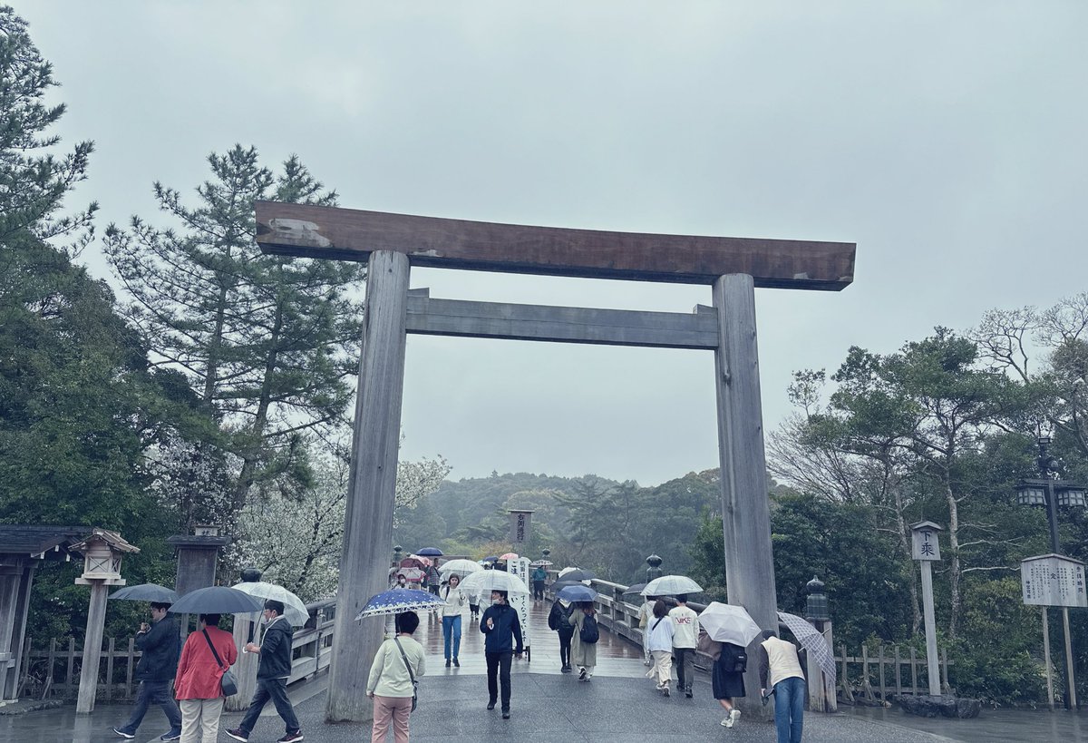 mahchantoo's tweet photo. 昨日の伊勢神宮。
時間は午前9時
天候 小雨🌧
神秘度 ★★★★★
🌸😌🤍🌸 https://t.co/KN7ZlUhEdc