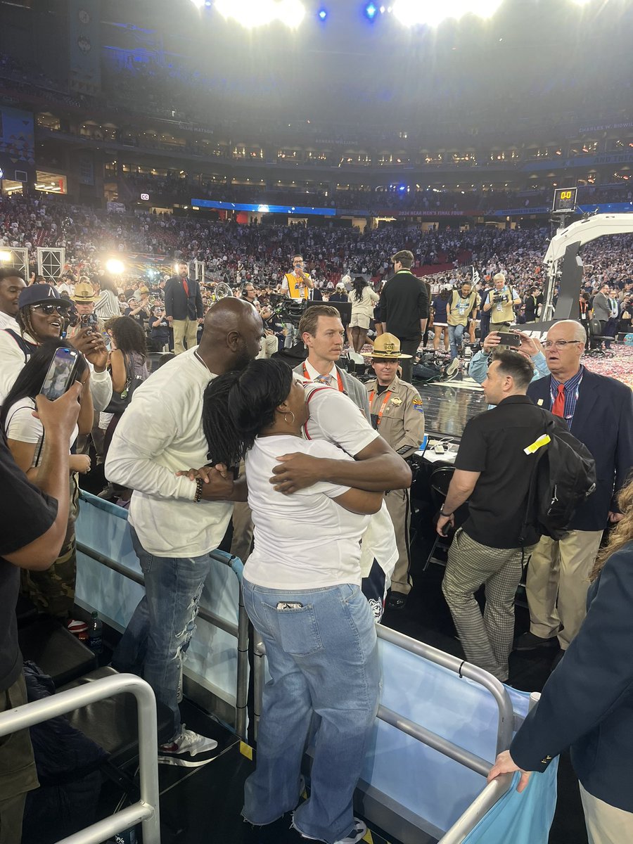 . <a href="/D1Tristen/">Tristen Newton</a> and the Newton family embrace each other as UConn goes back-to-back. Truly a remarkable moment.

<a href="/sportscronkite/">Cronkite News: Phoenix Sports</a>