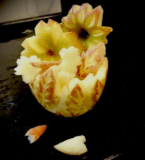 林檎で、葉桜
＃日本料理　
#剥きもの