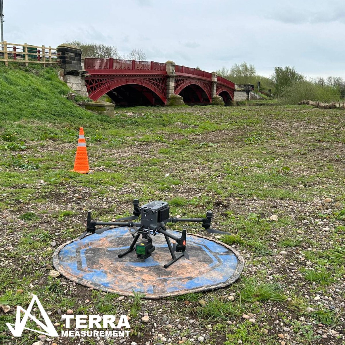 👀 It's always a pleasure visiting this lovely historic cast iron bridge 👀 🏞 This week, we are completing additional #3DSurvey of the surrounding terrain 🏞 #Highways #Bridges #SmartBridges #Sustainability #SmartMaintenance @Move_srl structuralhealthmonitoring.co.uk