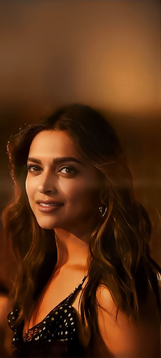 Enjoy This Beauty 😍
#DeepikaPadukone 
Most Talented And No.1 Actress Of Indian Cinema 🔥
🌋 Wallpaper 🌪️🫶❤️