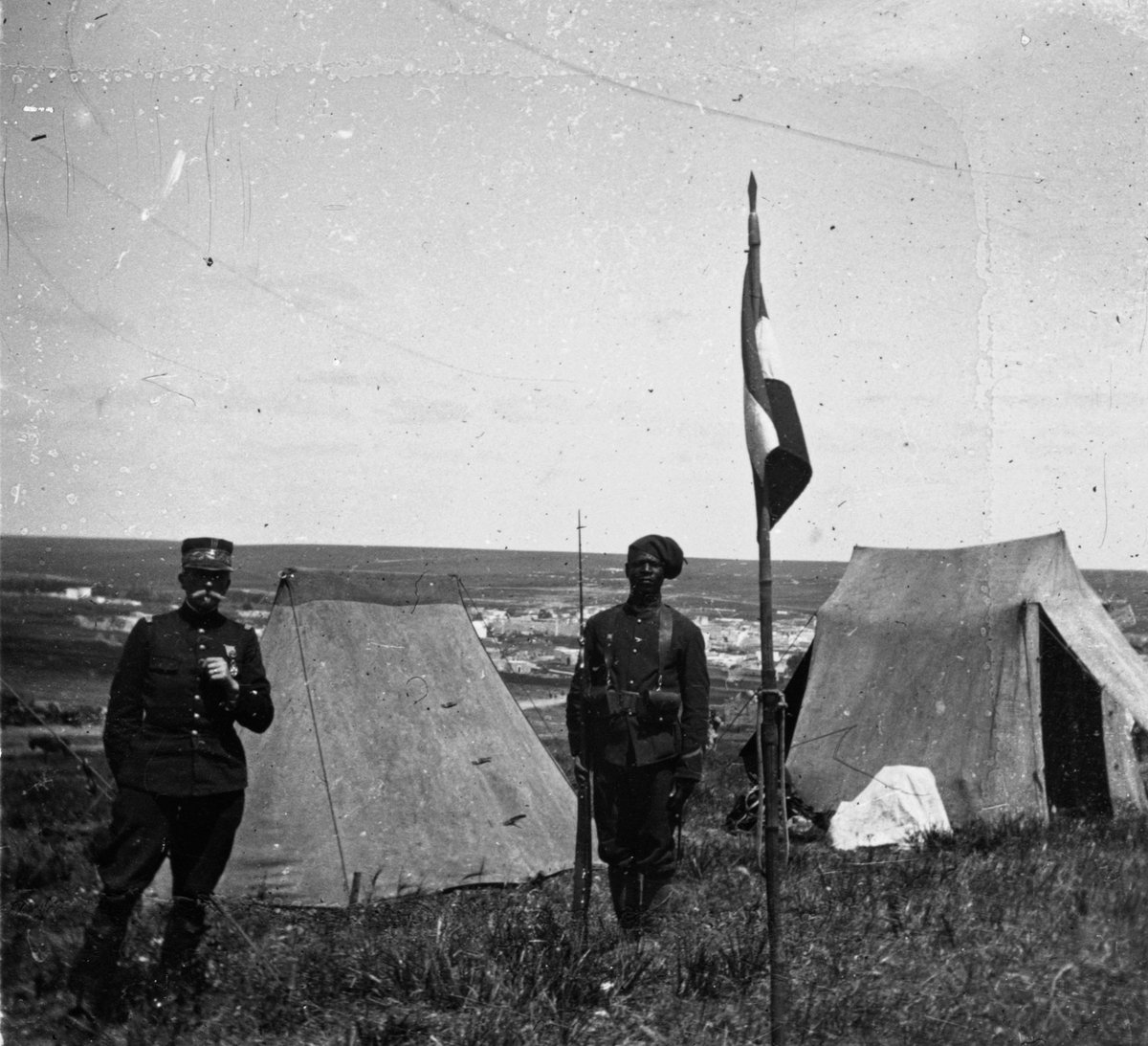 Le 9 avril 1908 – Settat (Maroc) Le général Albert d'Amade sortant de sa tente. Réf. : D137-19-276 © ECPAD/fonds Albert d'Amade/auteur inconnu @armees_gouv #ecpad