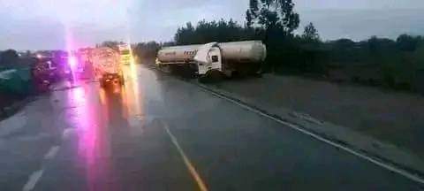 Ithagatv's tweet photo. Andũ 13 gũkua thutha wa matatũ ĩrĩa ĩkũmakuĩte kũgũtha lori mwena wa Ngata bridge, Nakuru
#IthagaNews https://t.co/xU2JfZwOHC