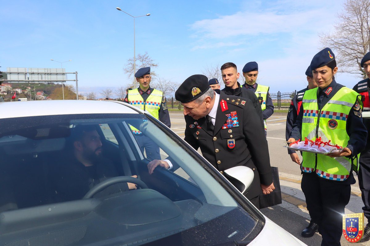 Jandarma Genel Komutan Yardımcımız Korgeneral İsmail BALIBEK, Ramazan Bayramı sebebiyle alınan asayiş ve trafik tedbirlerini inceleyerek seyahat eden vatandaşlarımızın Ramazan Bayramını kutladı.
📍Giresun
🗓️08 Nisan 2024
#Jandarma
#HayatlaYarışılmaz