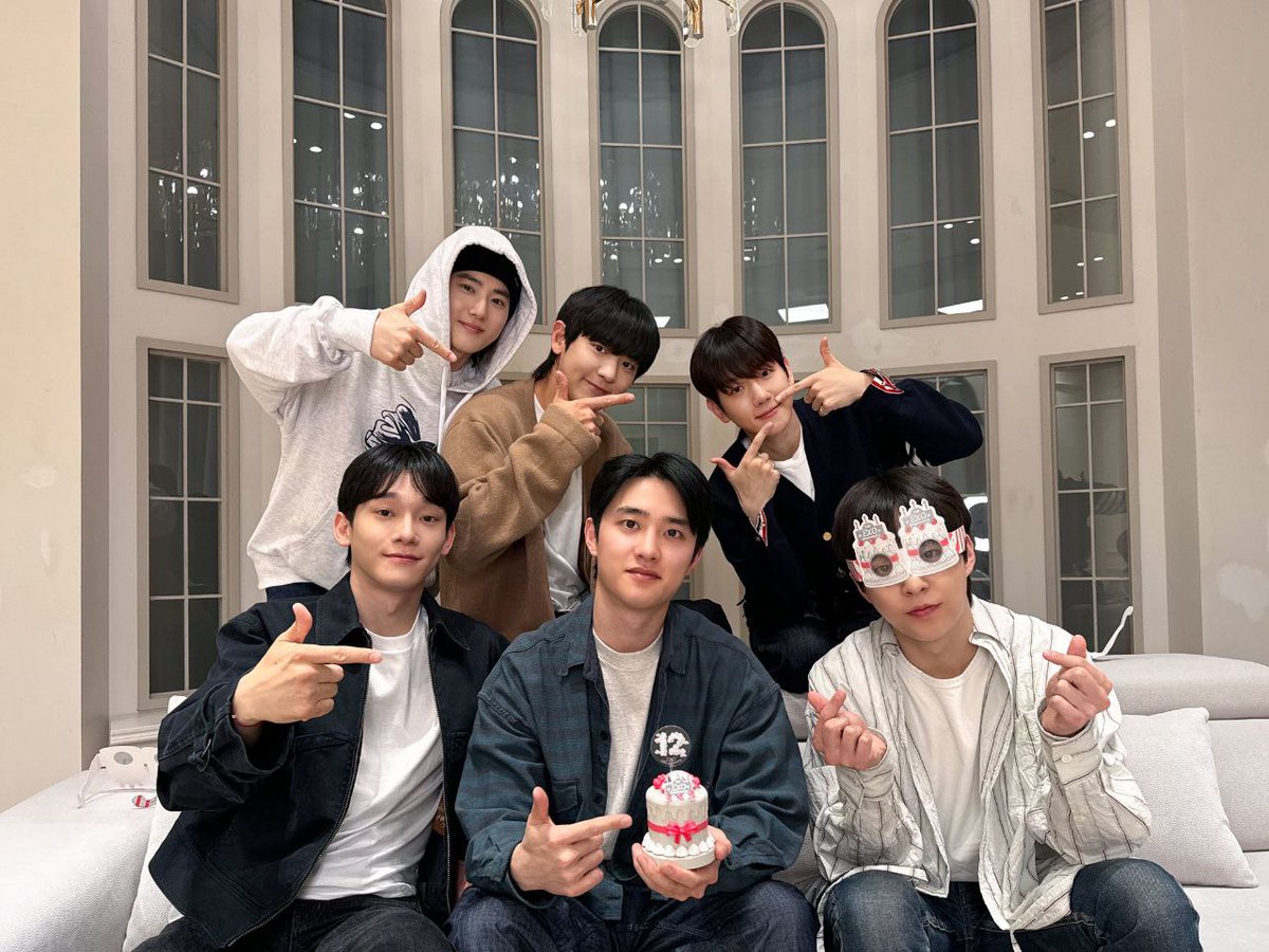 starfess's tweet photo. -star MEMBER EXO FOTO BARENG WOYYYYY WALAUPUN NGGA FULL MEMBER TAPI TETEP HARUS DISYUKURI 

BAGI GRUP LAIN INI MUNGKIN HAL YANG BIASA TAPI BAGI EXOL INI HAL YANG LUAR BIASA😭😭 https://t.co/Ocqkja3iJV