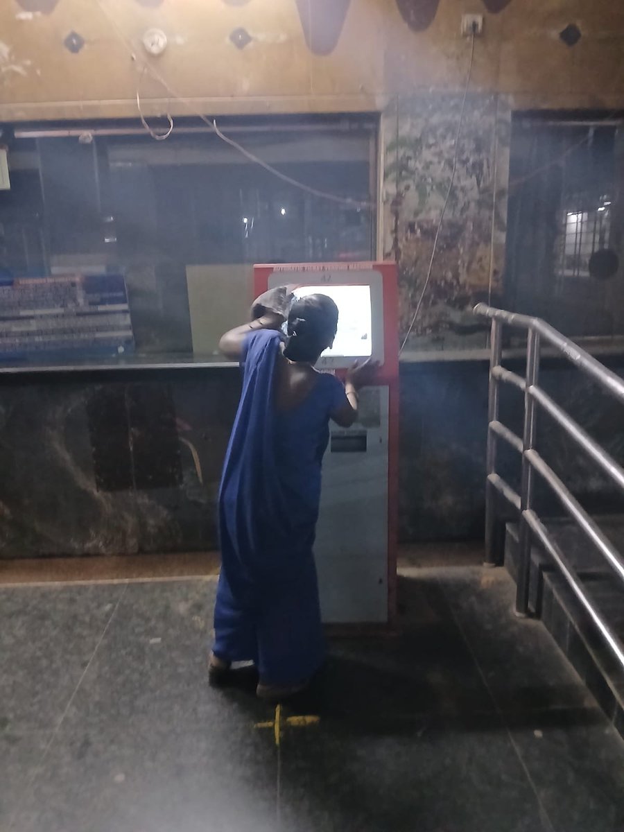 Borivali station is getting a deep clean to ensure a pleasant journey for all passengers! Let's keep it clean together. Please refrain from spitting and littering on platforms. Your cooperation makes a big difference! 🚆 @WesternRly @Gmwrly