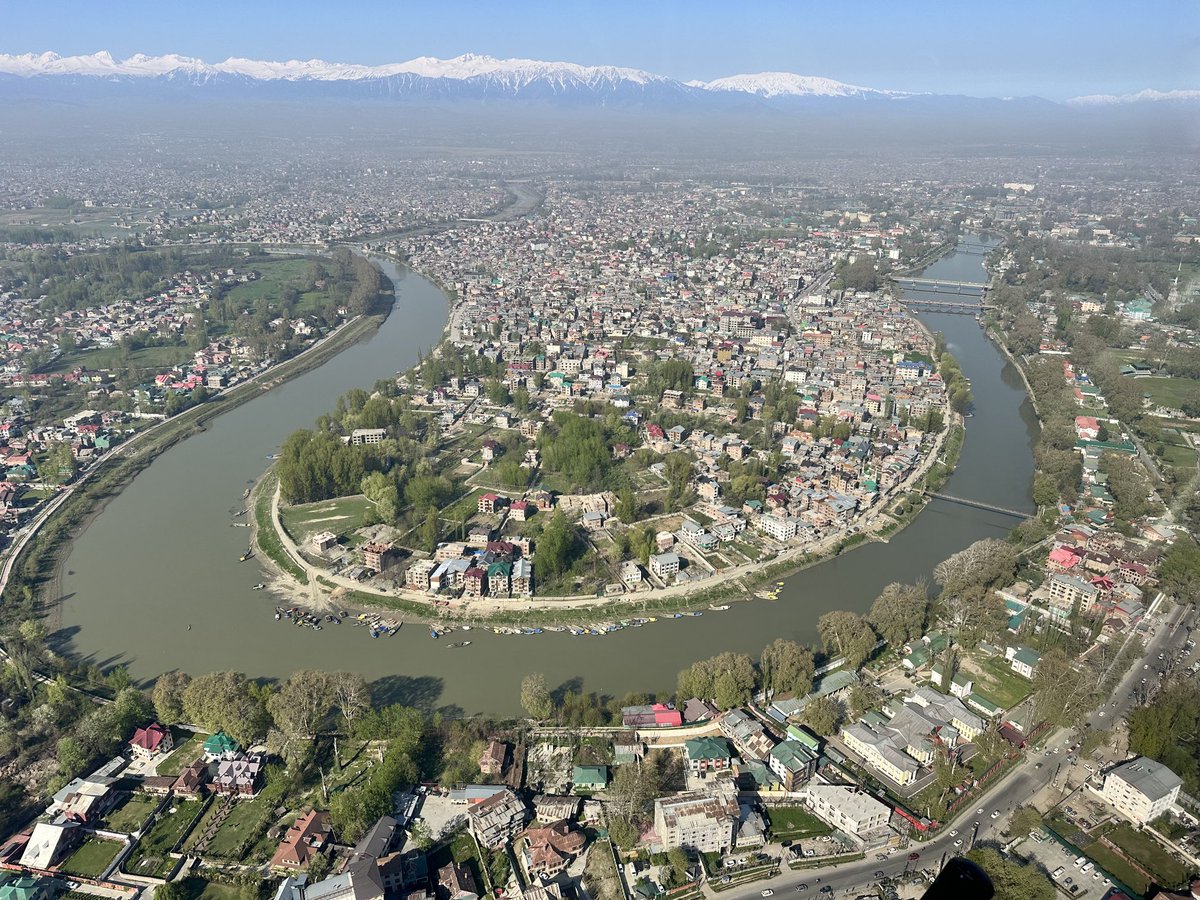 Temperatures have gone upwards early, some beautiful blue skies in the spring, the ‘Jhelum Loop’ in Srinagar with the majestic Pir Panjal mountains peeking from a distance ⁦@kirpy6⁩ ⁦@MontyPanging⁩ ⁦@savvyghai⁩ ⁦⁩ ⁦@NatureDesai⁩