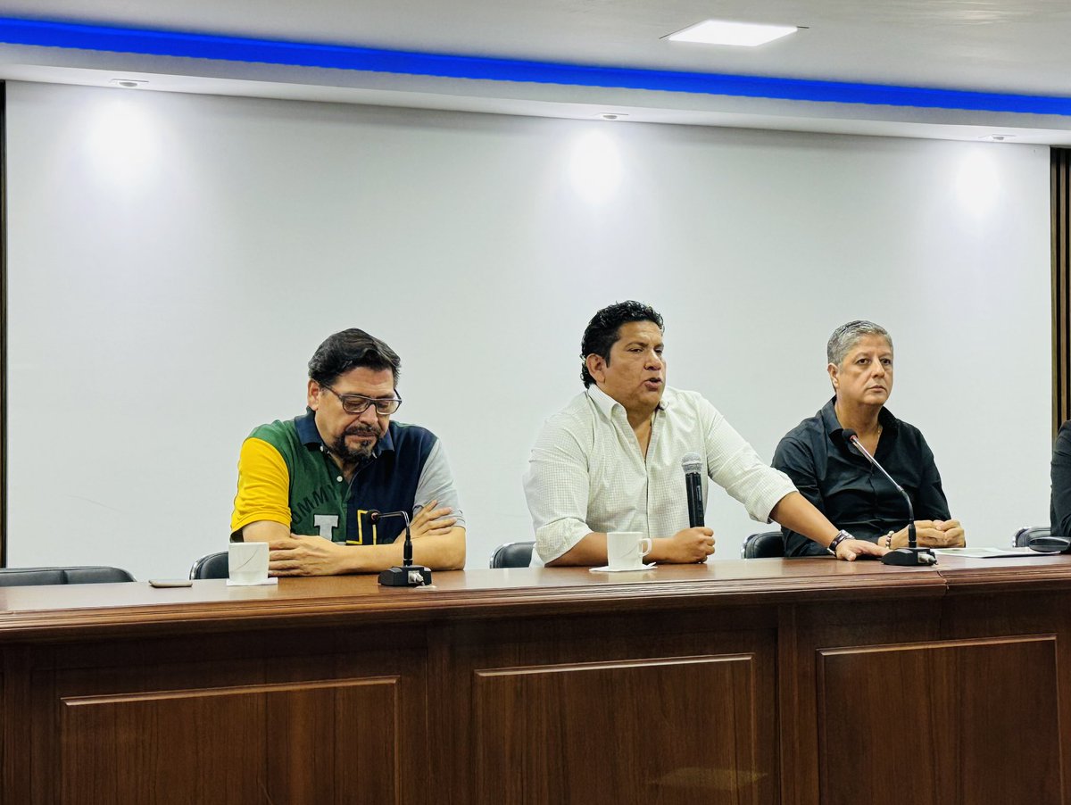 Finalizando la tarde en reunión con dirigentes laborales y sociales, articulando y fortaleciendo nuestro proyecto en territorio en bien de los ecuatorianos.!! 💪 <a href="/GomezlRichard/">Richard Gomez</a> <a href="/oacv1964/">Oswaldo Chica</a> <a href="/EdwinSalazarB/">Edwin Salazar Brito</a> <a href="/AgustinLindao/">Agustin Lindao</a> <a href="/AnaConcomindaba/">ana oñate</a>