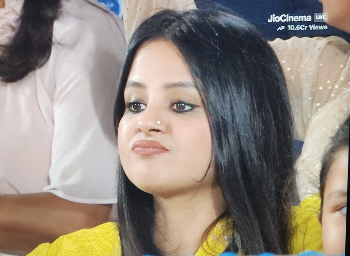 DesiMemesTweets's tweet photo. Which situations do girls make such face? https://t.co/bvp2gvlRH4