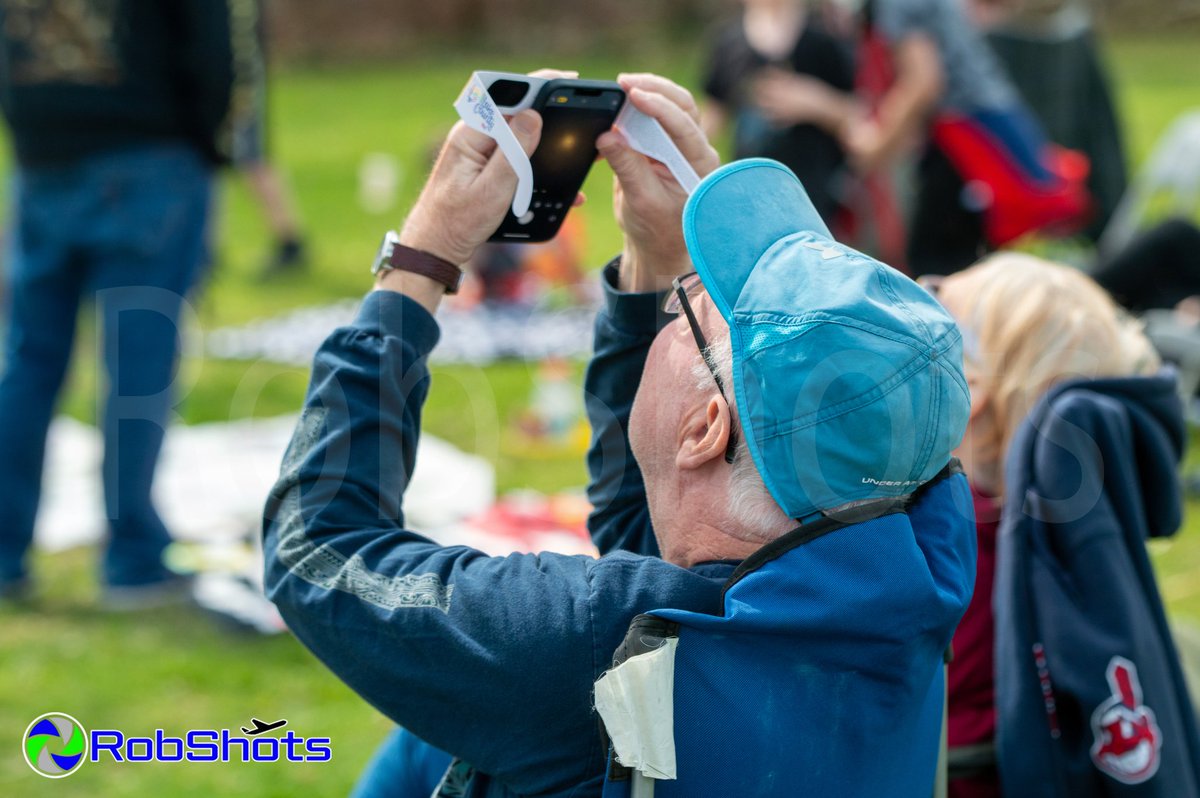 RobShots tweet media