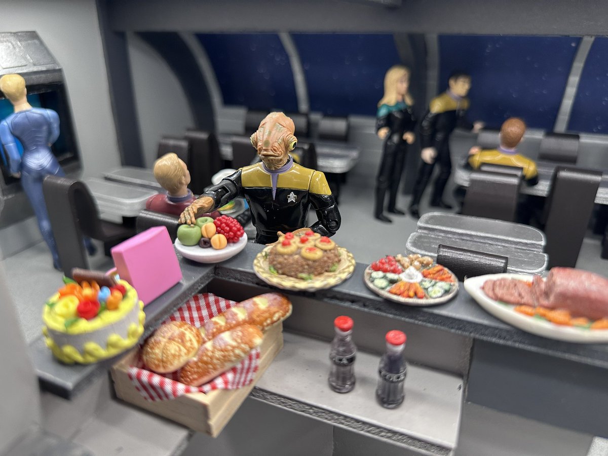 And the moment you’ve all been waiting for: The Mess Hall 🥰 #StarTrekLegacy #StarTrekDiscovery #startrekvoyager #startrek #startrekstrangenewworlds #startrekprodigy #startrekplaymatestoys #actionfigures #nerdalert #sevenofnine #neelix #tuvok #captainjaneway #ussvoyager