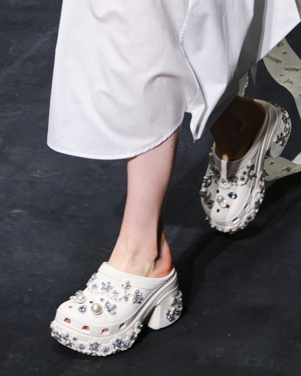 The Cinderella of all Crocs will be released on Wednesday, April 10th. The Simone Rocha x Crocs.
#sneakerhead #sneakerporn #sneakerstyle #sneakerheads #sneakeraddict #sneakeraddicts #shoeporn #streetwearstyle #streetwearstyles #streetweardaily #menstyle #Crocs #womenstyle