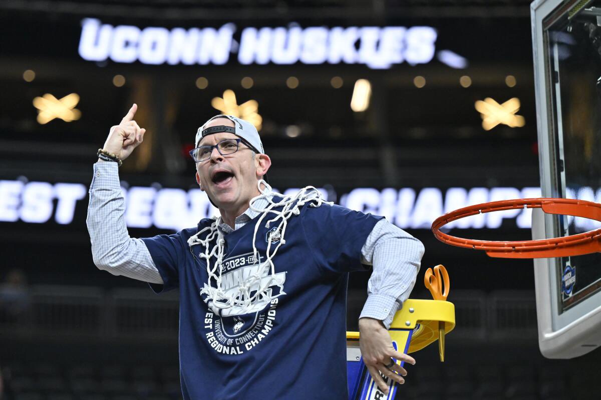 Dan Hurley and @UConnMBB are back on top! 🏆 Our 2024 @wernerladderco Naismith Men’s College Coach of the Year led the Huskies to a national title for the second consecutive year 👏👏 #WernerLadderNaismith (📸: AP)