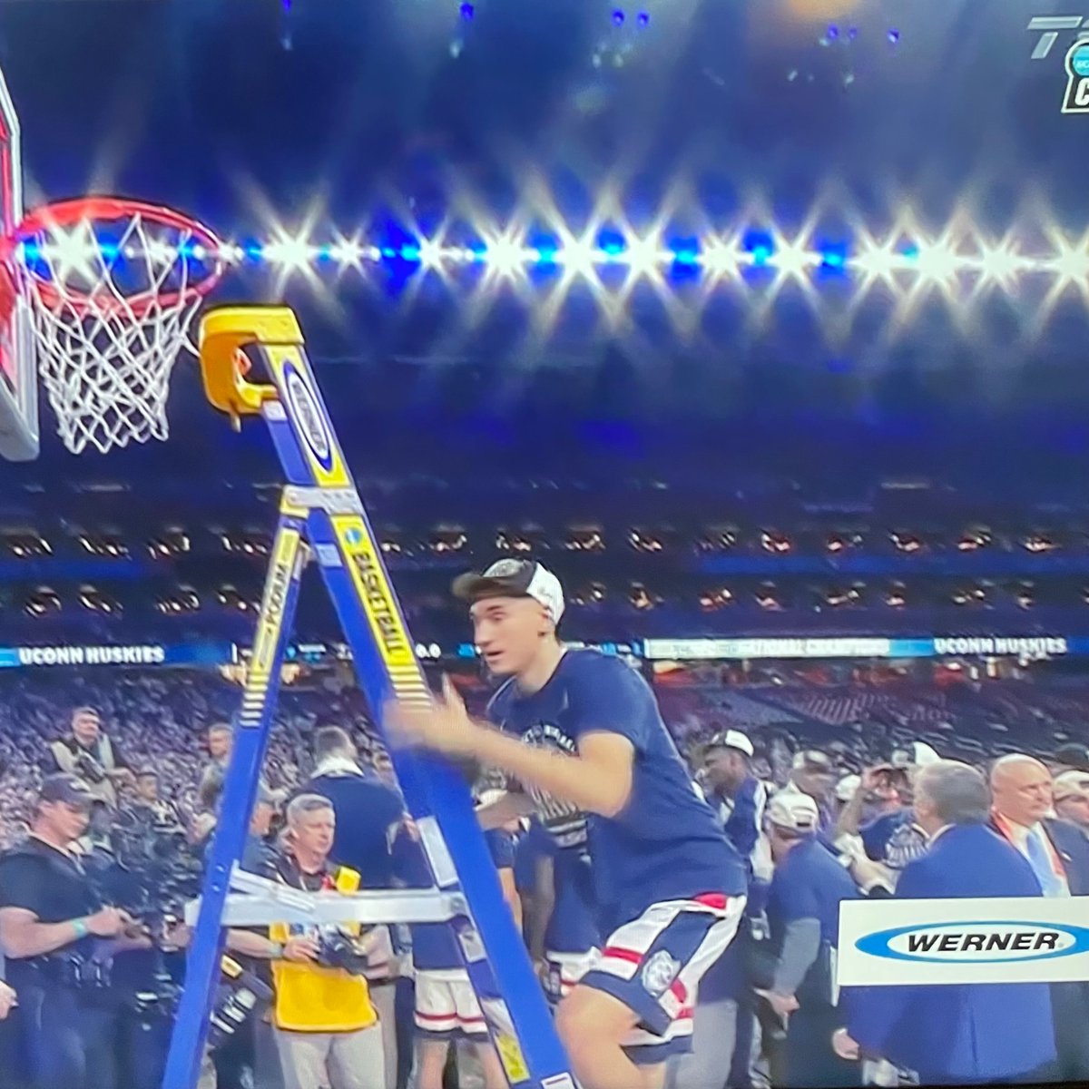 I always love a good product placement.

“This moment is brought to you by Werner Ladders. Werner, elevate your reach.” 🪜 🏀 #MarchMadness