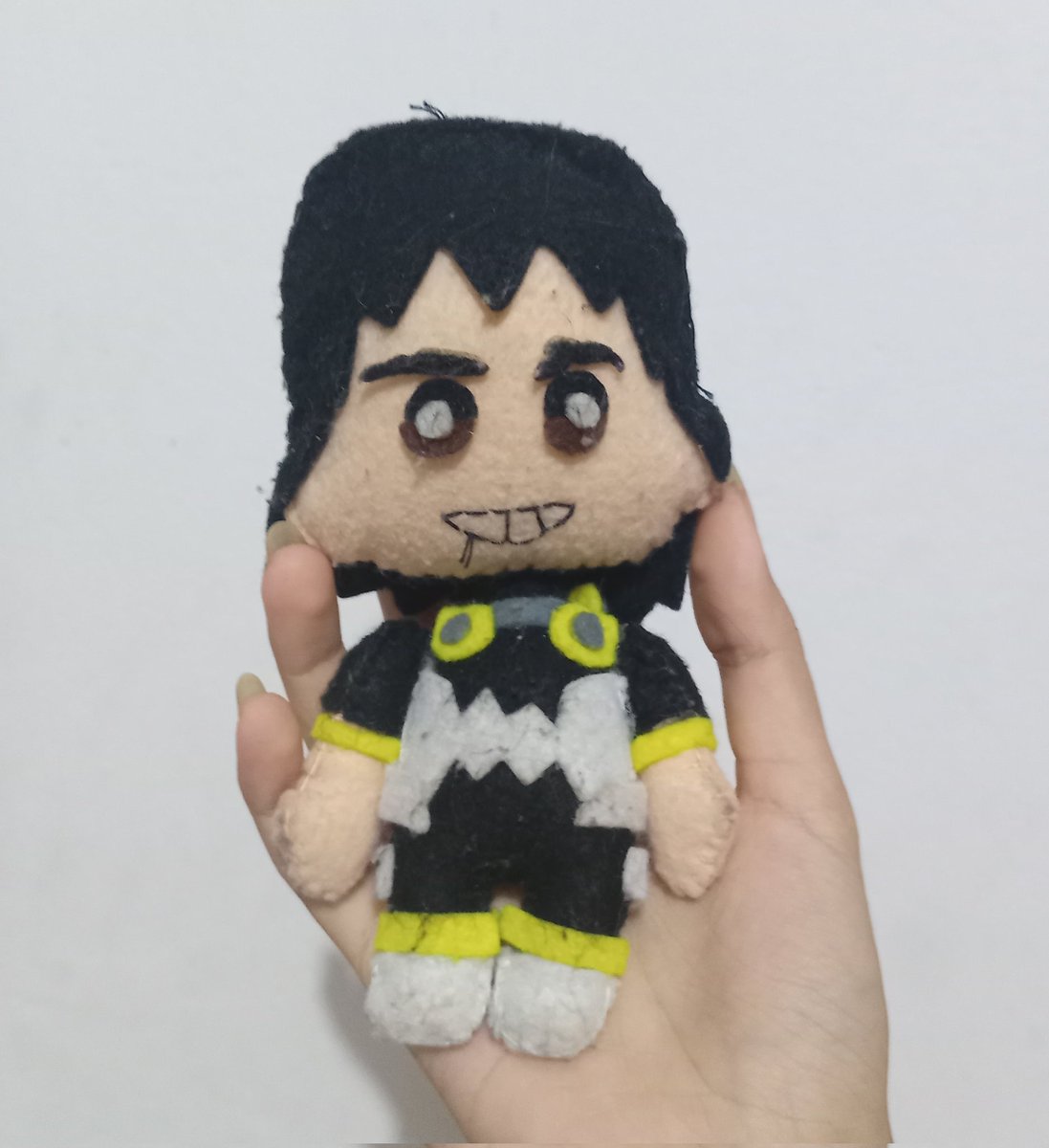 El papercraft de Pav m lo regalo una amiga, los demás papercrafts los arme yo sjdjsjsj Le puse un ganchito al Alastor peluche :3 Sero peluche ayudenlo ya lleva casi 3 años conmigo AKSHAJSJ