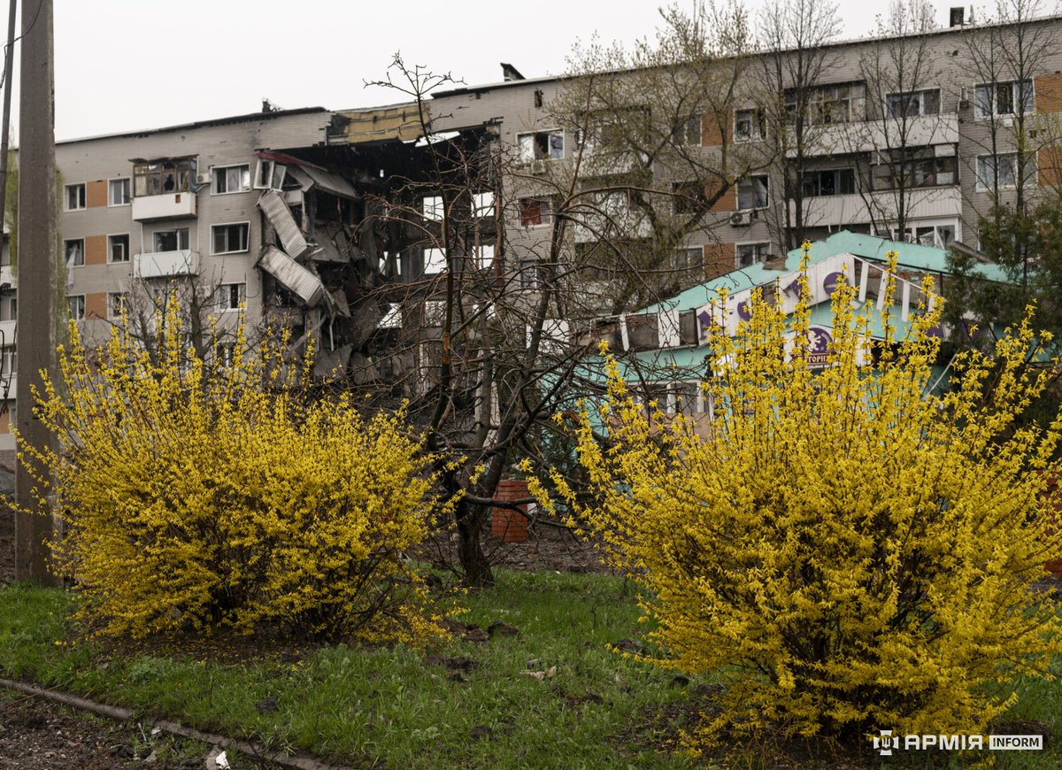 In April 2023, Bakhmut was continuously subjected to destruction. However, amidst the turmoil, the city still embraced the spring season.