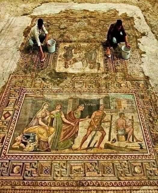 “Daedalus ve Ikarus mozaiği “. Zeugma, Gaziantep…. Hayranlık uyandırıcı kenar bordürleri ve resim tasviri ile kusursuz bir işçiliği var..