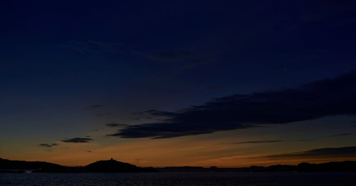 Total solar eclipse darkens skies over parts of North America reut.rs/3VMoaBG