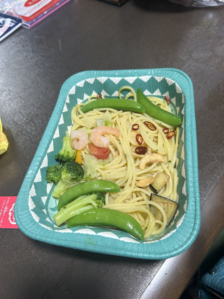 最近冷凍パスタにハマってる。
仕事の合間にさっと食べれるしお野菜も入ってて美味しい嬉しい😋😋