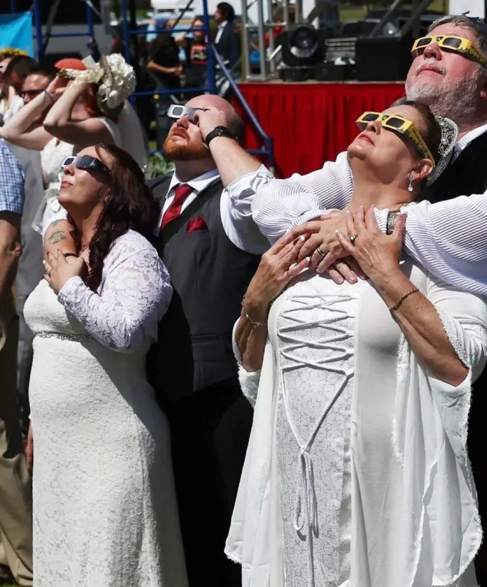 Amerika’nın 25 farklı eyaletinden 350’den fazla çift bugün güneş tutulmasını evli bir çift olarak seyredebilmek için, tutulmanın en net görüldüğü Arkansas eyaletine nikah kıymaya gelmiş 🌒 Millet deliye, Amerikalılar akıllıya hasret 🫣 #Arkansas #Eclipse2024