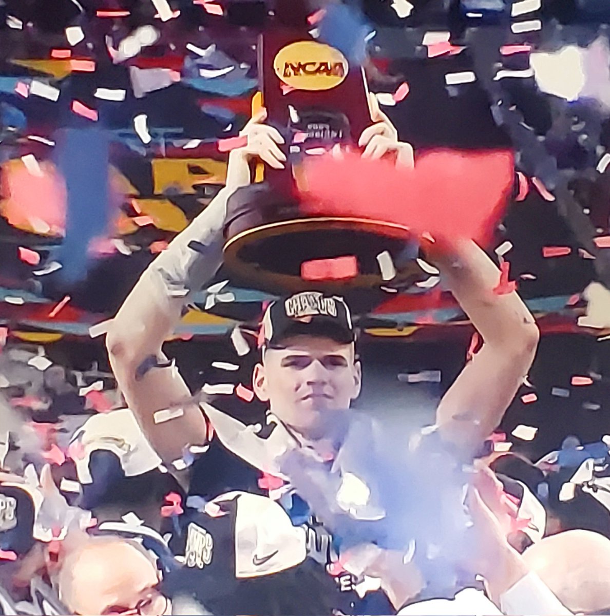 Damn confetti. Must have gotten in my eye. 🥹🏆

#UConn #Huskies #donovanclingan #oneshiningmoment