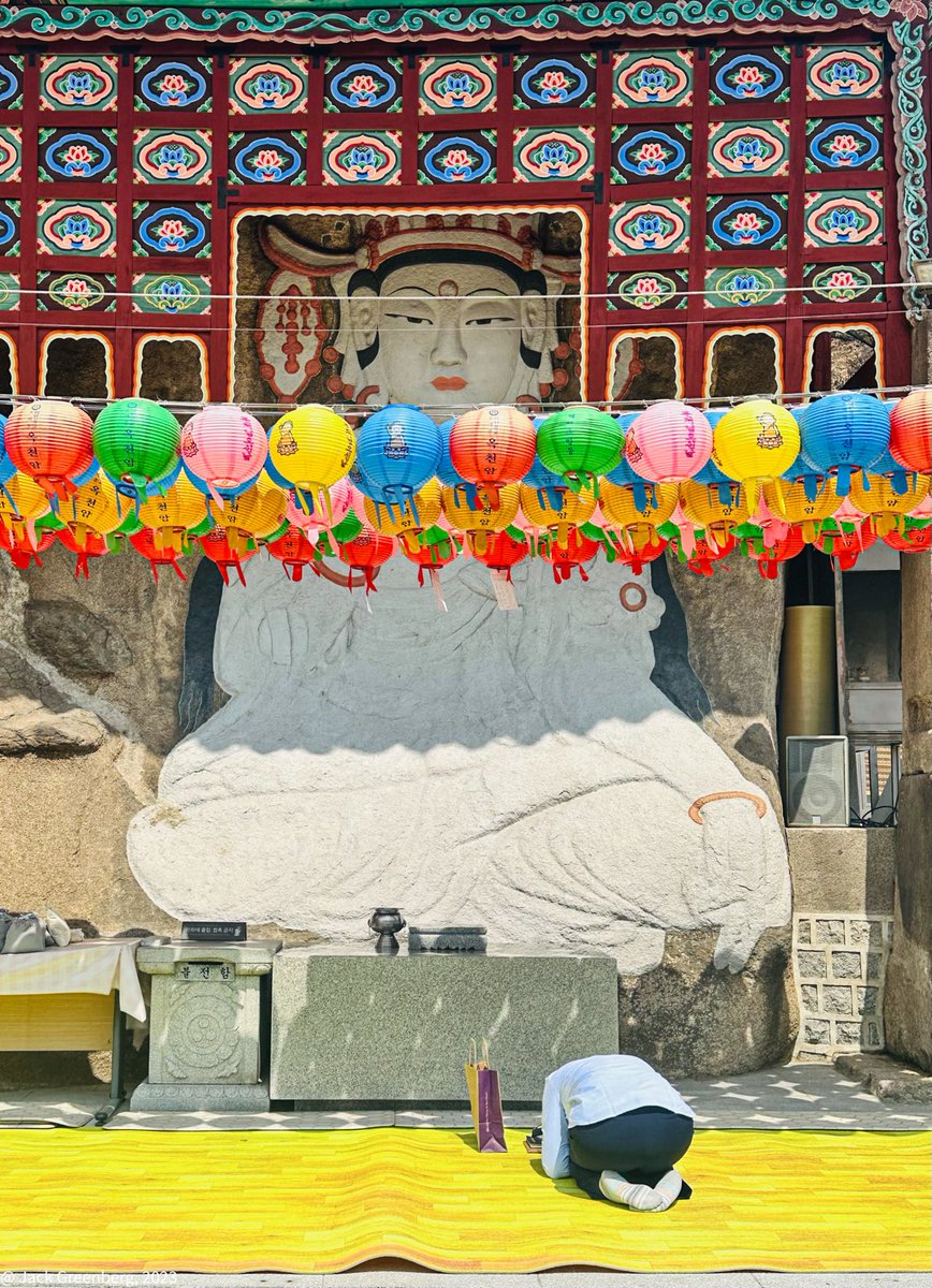 Walked along Hongjecheon the other day and revisited the beautiful Goryeo-era 'Rock-carved Seated Bodhisattva of Okcheonam.' Known by foreign residents and voyagers as the “White Buddha,” it was often mentioned in travelogues from the late 19th and early 20th centuries.