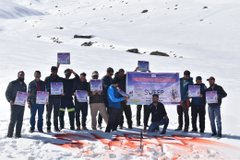 Harshit43085793's tweet photo. "Matdan me Bhagidari, Kishtwar Ki Zimmedari" Enthusiastic trekkers hike to beautiful Margan Top, Warwan (An altitude of 12500ft) for #SVEEP awareness ahead of Lok Sabha Elections 2024. #indianarmyfauji #Awamkifauji #shiningjammuandkashmir #TransformingJ&K #PakArmyKRVoilation https://t.co/QmZSqGhXf5