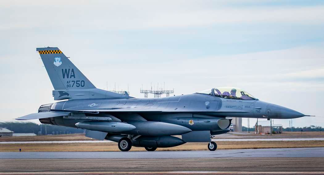 Llegan a Eglin los primeros F-16 para su conversión en UAV autónomos blog.sandglasspatrol.com/llegan-a-eglin…