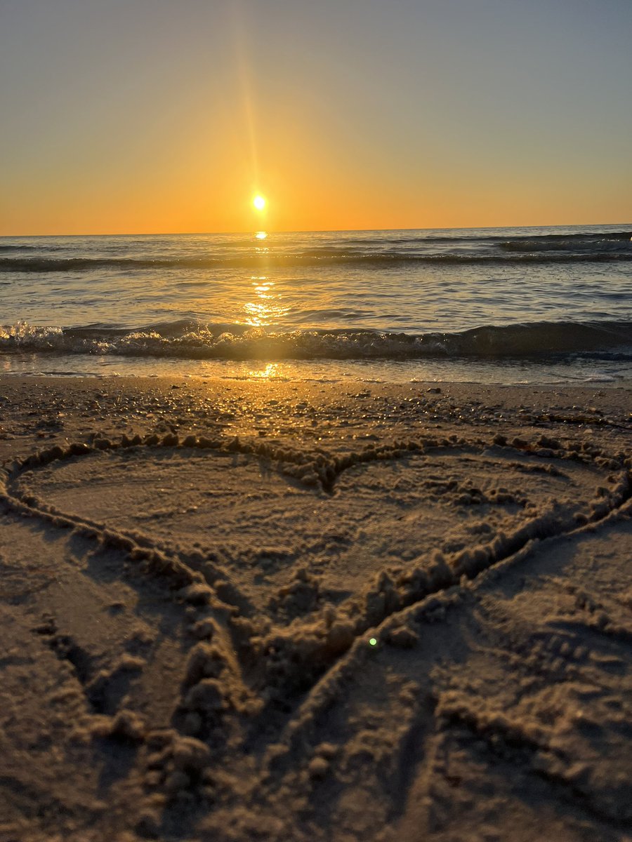 Julesss_2's tweet photo. Ocean Sunset https://t.co/YR3pujWp5M