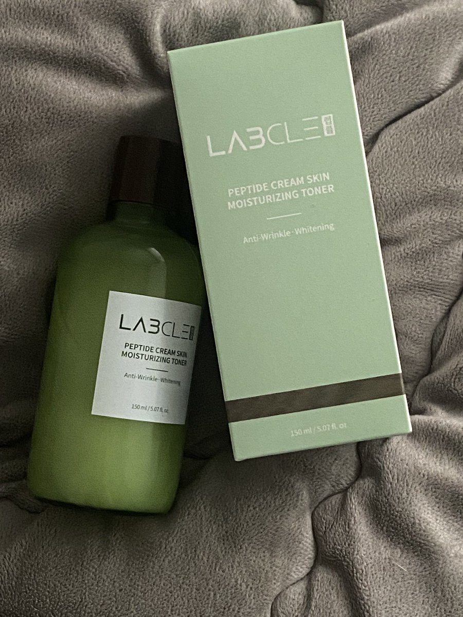 L0yaV2's tweet image. #광고
#RT 해 주신 다섯 분께 #랩클 펩타이드 크림 스킨 모이스처라이징 토너를 드립니다 🧴

요즘 환절기로 피부가 많이 건조해짐 이슈가 생겼는데 랩클에서 선물을 보내주셨어요 .ᐟ
#현대약품에서 만든 스킨케어 브랜드라서 믿을만하다고 느꼈으며 펩타이드 5종이 함유되었다고 합니다 😉