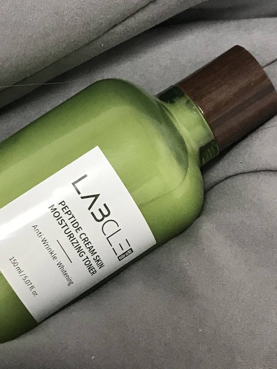 L0yaV2's tweet image. #광고
#RT 해 주신 다섯 분께 #랩클 펩타이드 크림 스킨 모이스처라이징 토너를 드립니다 🧴

요즘 환절기로 피부가 많이 건조해짐 이슈가 생겼는데 랩클에서 선물을 보내주셨어요 .ᐟ
#현대약품에서 만든 스킨케어 브랜드라서 믿을만하다고 느꼈으며 펩타이드 5종이 함유되었다고 합니다 😉