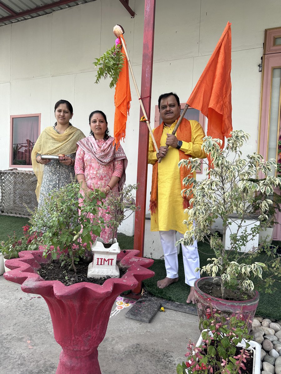 हिंदू नववर्ष पर अपने घर पर भगवा ध्वज 🚩लगायें। फ़ोटो खिंचे हमको भेजे सुदर्शन पर देखे। WA 9540558899 #SelfieWithSaffron