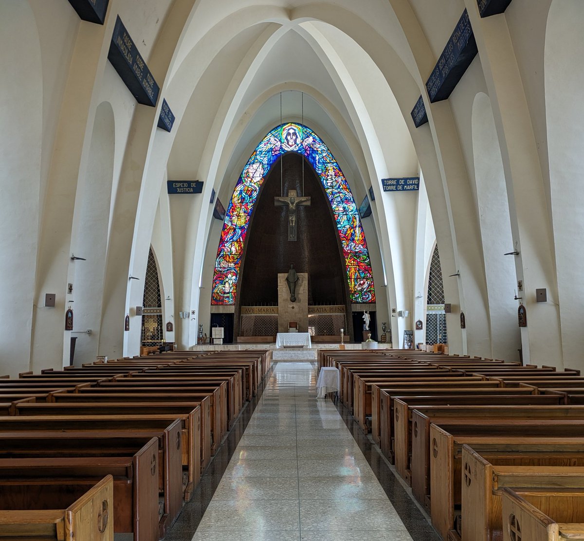 ceivan2's tweet photo. Hoy en explorando Monterrey. Basílica/parroquia de La Purisima Concepción. Diseñada por Enrique de la Mora y construida entre 1941 y 1943. Interiores. https://t.co/pBFqZOPrnz