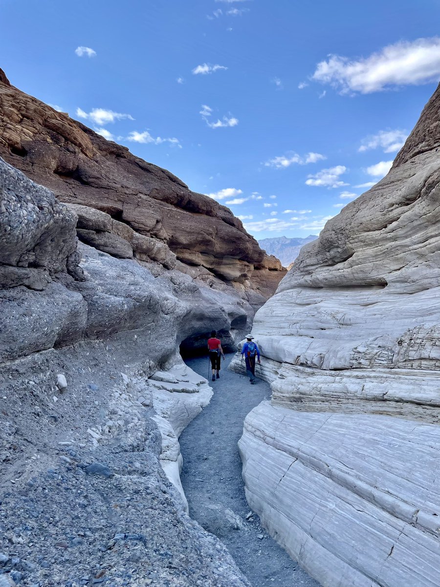 Finally made it to Death Valley & hiked the Mosaic Canyon trail which was 4 miles out and back w 1000’ elevation. Moderate hike with a little bit of scrambling up rocks/boulders. More to explore the next 2 days! #nationalpark