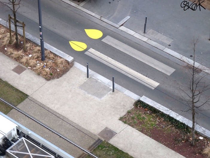 #ART Deux taches jaunes 🟡et le passage piéton 🚶‍♂️est transformé ! Par Oak Oak, artiste français 🇫🇷