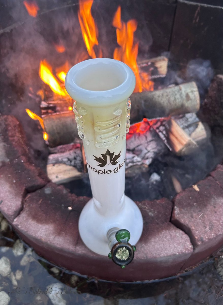 sativasoles1's tweet photo. Fire ON water🔥🌊 I DID THAT💪😆 Hell yeah fire on #Eclipse night beautiful #StonerFam #CannaLand #Growmies #CannabisCommunity #Mmemberville 🤟💚 #MapleGlass #LegalizeIt #BackyardFire #FireIsAVibe 🔥🥰🤌 https://t.co/j24gvxlUhT