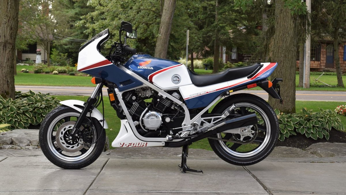 1984 Honda VF700F Interceptor
source: tinyurl.com/yjjyx9t9
#ClassicMotorcycles