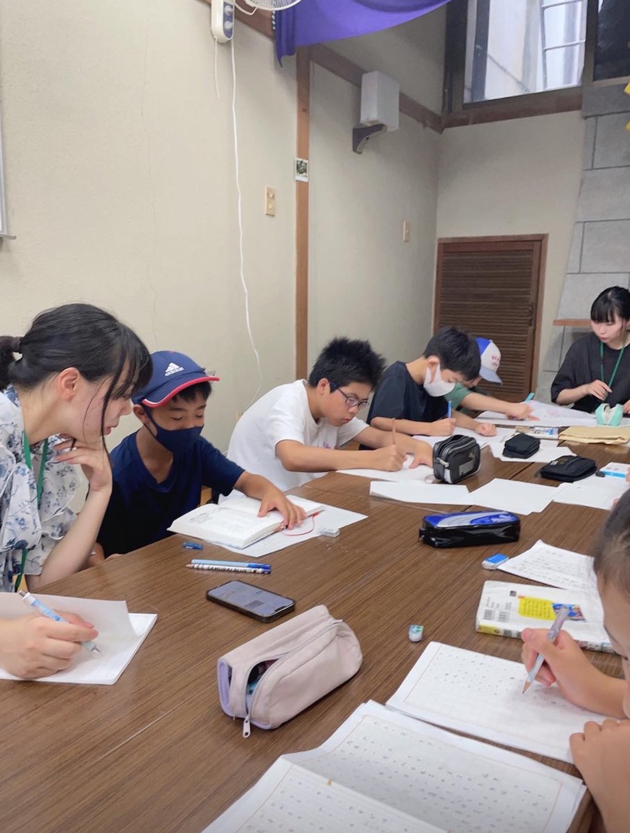 NaedokoTrg's tweet photo. 2つ目は「夏休み寺子屋ふじつか教室」です！

小学生を対象とした夏休みの宿題サポート教室を行いました✨
宿題を終えた後はみんなでフルーツポンチづくり🍊

地域の子どもたちとの交流を深められました😆 https://t.co/Iy1PVfPc5H