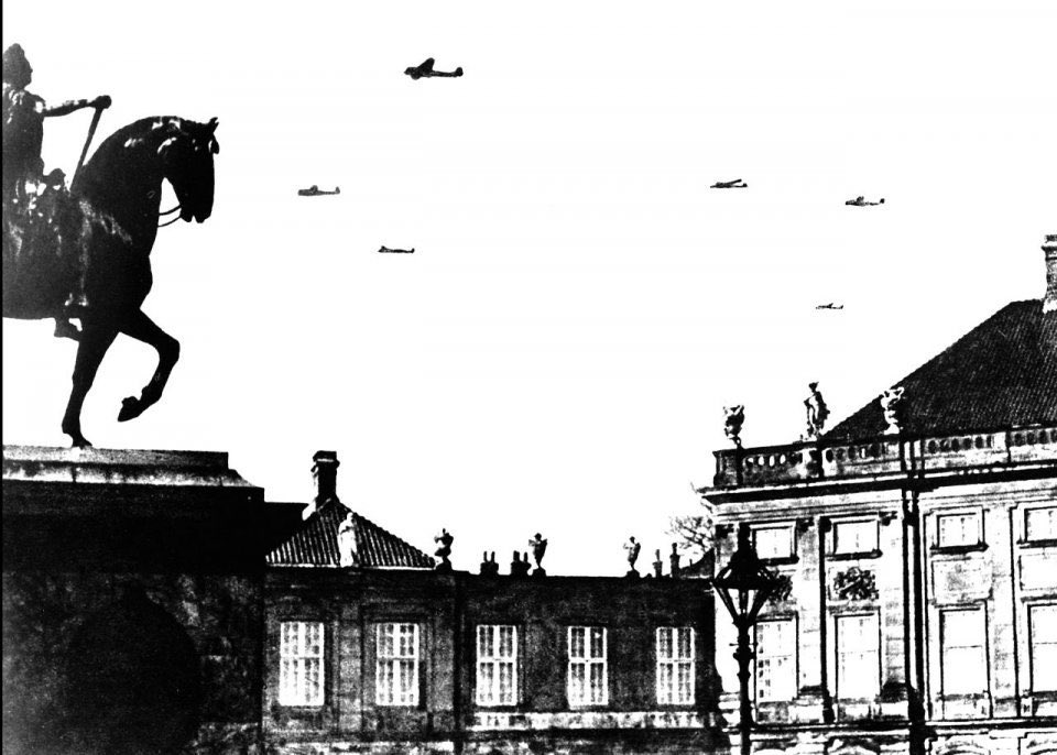 Tak til de der kæmpede 9. april 1940 og de der tog kampen op i årene derefter.

Dengang lå Danmark åbent og blottet. Politikerne oplevede de truende tyske fly over Amalienborg.

I dag har vi ikke et jord til luftforsvar, så nu ligger vi iåben for trusler med missiler.

Styrkelsen