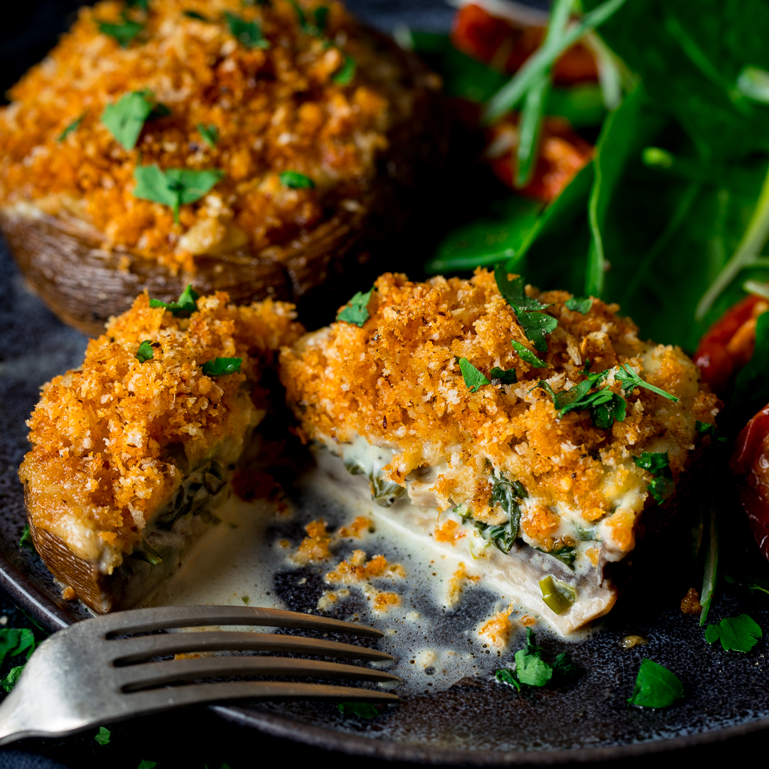 Juicy Portabello mushrooms stuffed with a mixture of cheesy spinach and garlic, all topped off with golden breadcrumbs.
These stuffed mushrooms make a lovely, light meat-free dinner and are totally moreish. 
⁠kitchensanctuary.com/stuffed-mushro…
#KitchenSanctuary #foodie #vegetarian