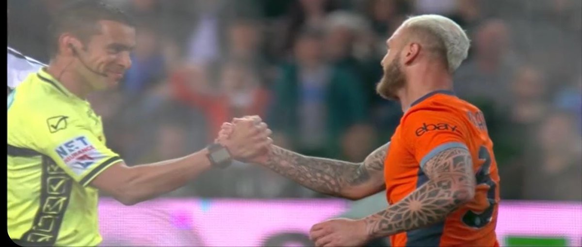 GoExtinction's tweet image. Non capisco tutto questo clamore per un saluto tra due compagni di squadra.
#Aiala
@AIA_it 
@FIGC 
@inter
#UdineseInter 
#MarottaLeague