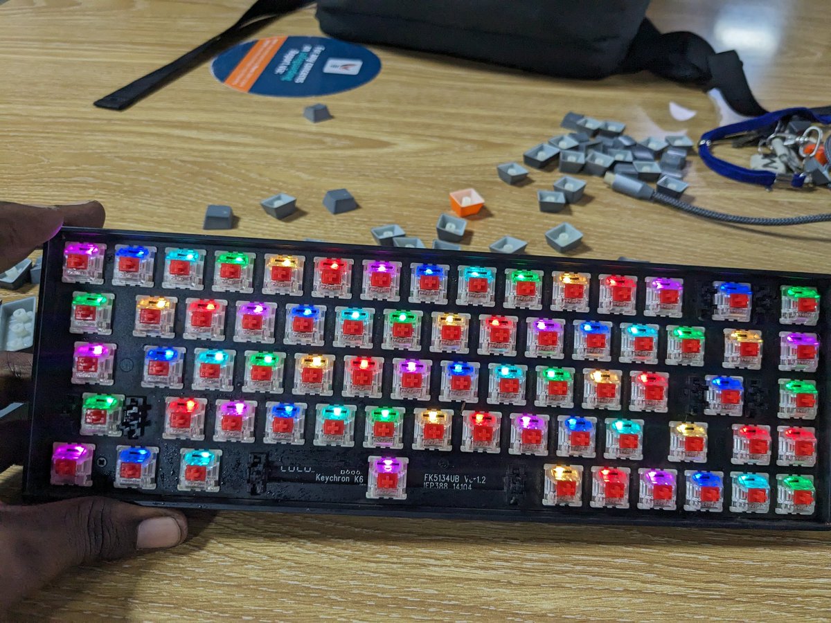 skapeyi's tweet photo. First order of business today, clean up the #KeychronK6 https://t.co/Hlp6fFOWMp