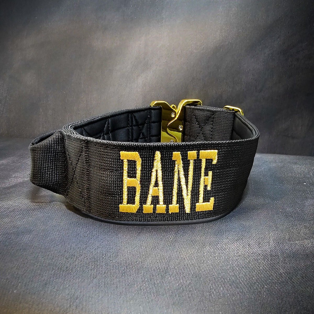 Bane
➖Font: Varsity
➖Colour: Metallic Gold
➖Collar: 5cm Black Gold Series⁠
⁠
⚜️ Regal Dog - The Luxury Dog Brand ⚜️⁠
⁠
🛒 Shop Now: REGALDOG.CO.UK⁠
⁠
➡️ #RegalDog⁠ #MyRegalDog⁠
#LuxuryDogCollars #DogCollars