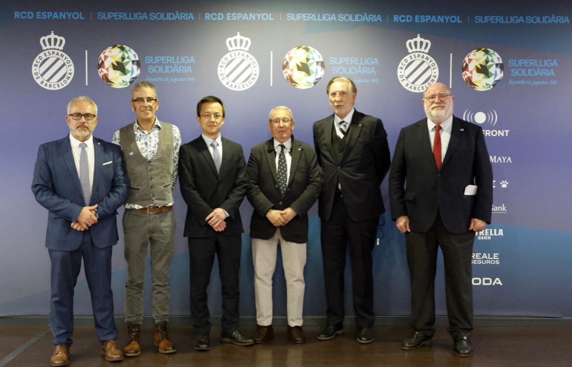 Diumenge ens van visitar a la llotja, les Penyes Pericos Sanitaris i Medica Perica en motiu de la campanya donació de plasma el proper dijous 11 d’abril. Gràcies per la vostra tasca. #Rcde #FCPE