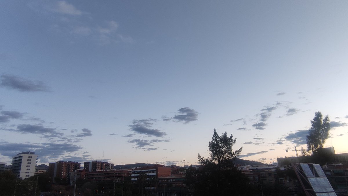 #Bondia. #Dimarts 9/4/24. Estació meteorològica del #BarriCentre de #Cornellà. Dades actualitzades a les 7:20' hores: -T 12,7°C (T Mínima) -HR 59% -Pressió 1017,9 hPa -#Tramuntana 5 km/h -T Màxima 19,7°C -Ratxa màxima #Vent del NNE. 34 km/h El cel a Cornellà, ara👇