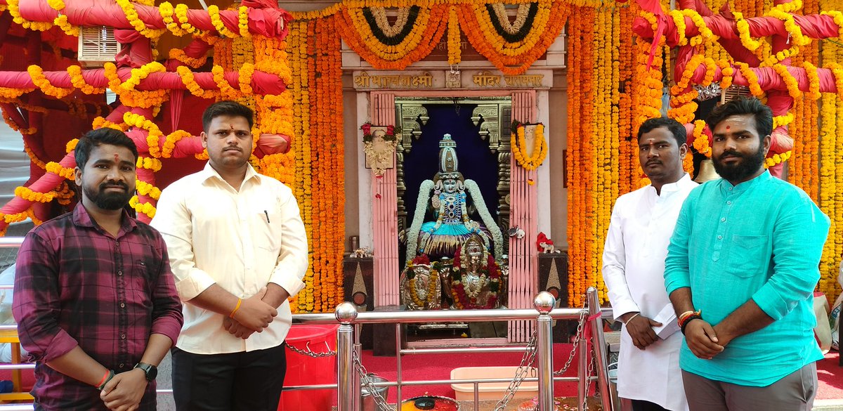 స్వస్తిశ్రీ క్రోధినామ "ఉగాది" తెలుగు నూతన సంవత్సరాన్ని పురస్కరించుకొని భాగ్యనగర్ లోని పాతనగర మిత్రులతో కలిసి భాగ్యలక్ష్మి అమ్మవారి ఆశీర్వాదం తీసుకోవటం జరిగింది

Took the Blessings of Maa Bhagyalakshmi along with Bhagyanagar old city friends on the occasion of Ugadi #Bhagyalaxmi