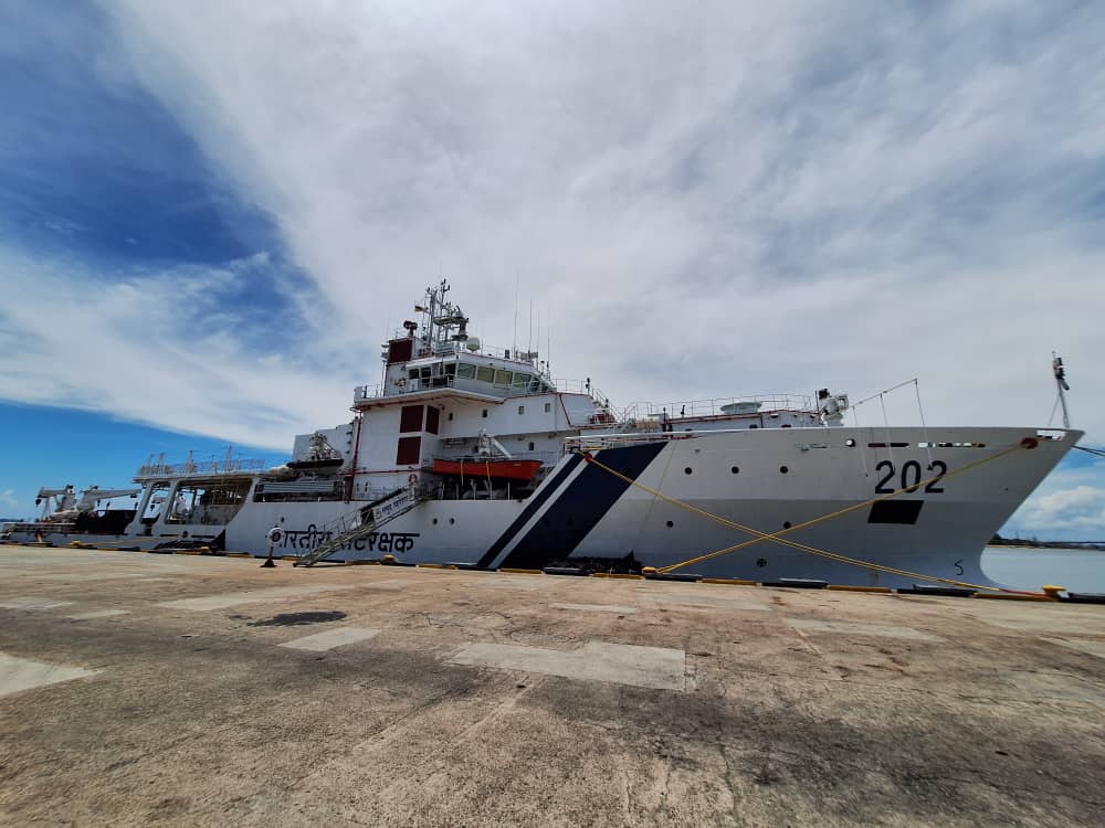 Indian Coastguard Ship - 'Samudra Prahari' - 'sentinel of the oceans', arrives in Brunei Darussalam on a friendly visit. Kapal Coastguard India - 'Samudra Prahari' - 'sentinel of the oceans' tiba di Brunei Darussalam. @borneo_bulletin @indiacoastguard @gov_bn @MediaPermata