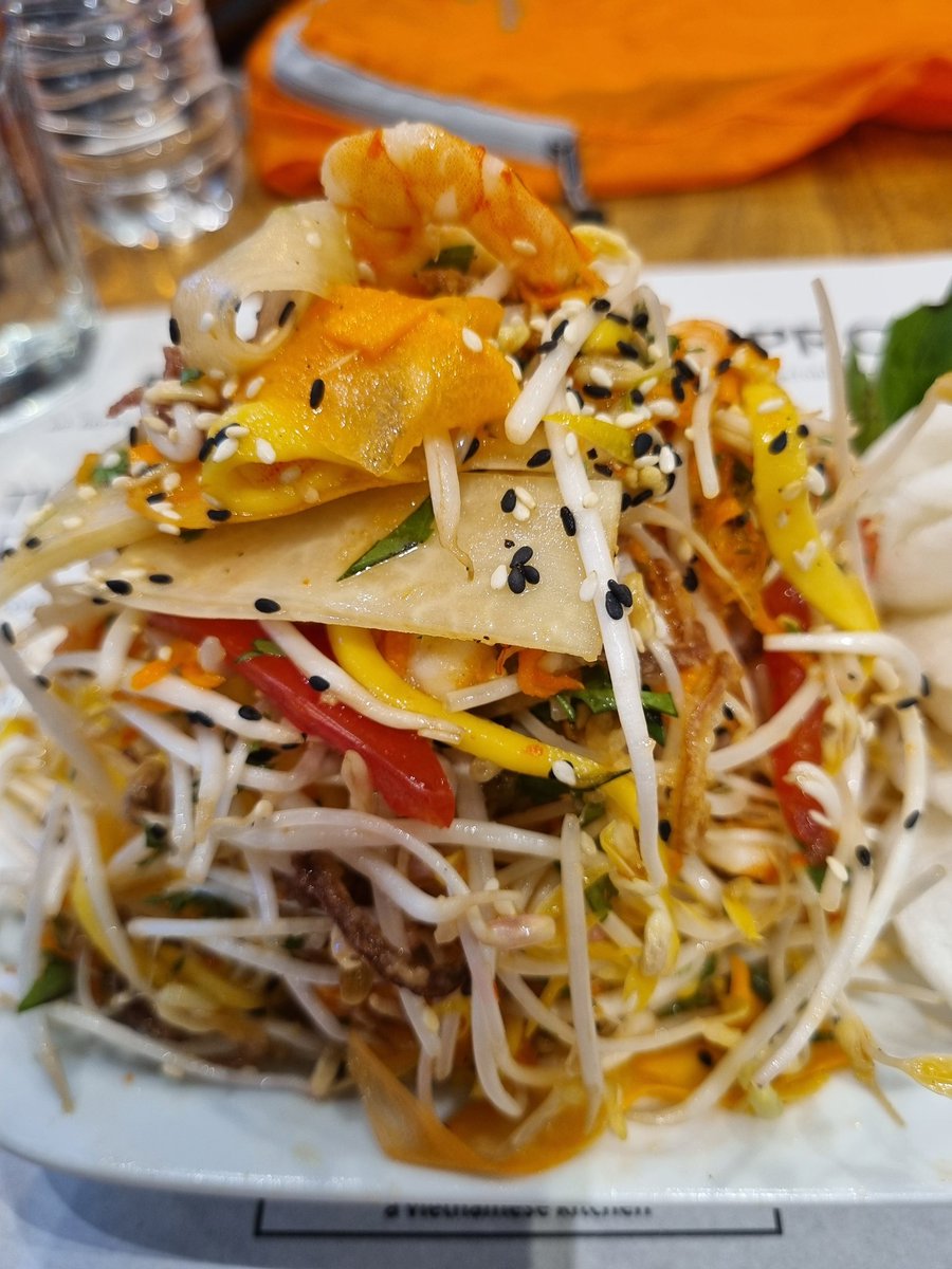 🇵🇭 🇵🇭  Mango and spicy shrimp salad. Instead of lettuce, the foundation of the salad was bean sprouts. Very tasty!

#Philippines #Filipino #salad #Mango #mangos #mangolover #salads #saladbowl #fruitsalad #saladrecipes #manila #foodie #saladsofinstagram