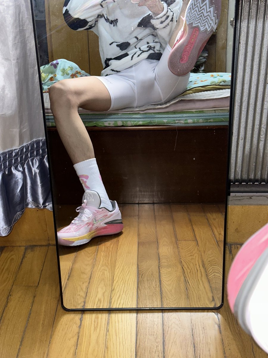 贴紧我的脚底猛吸，一根一根嗦我的脚指头